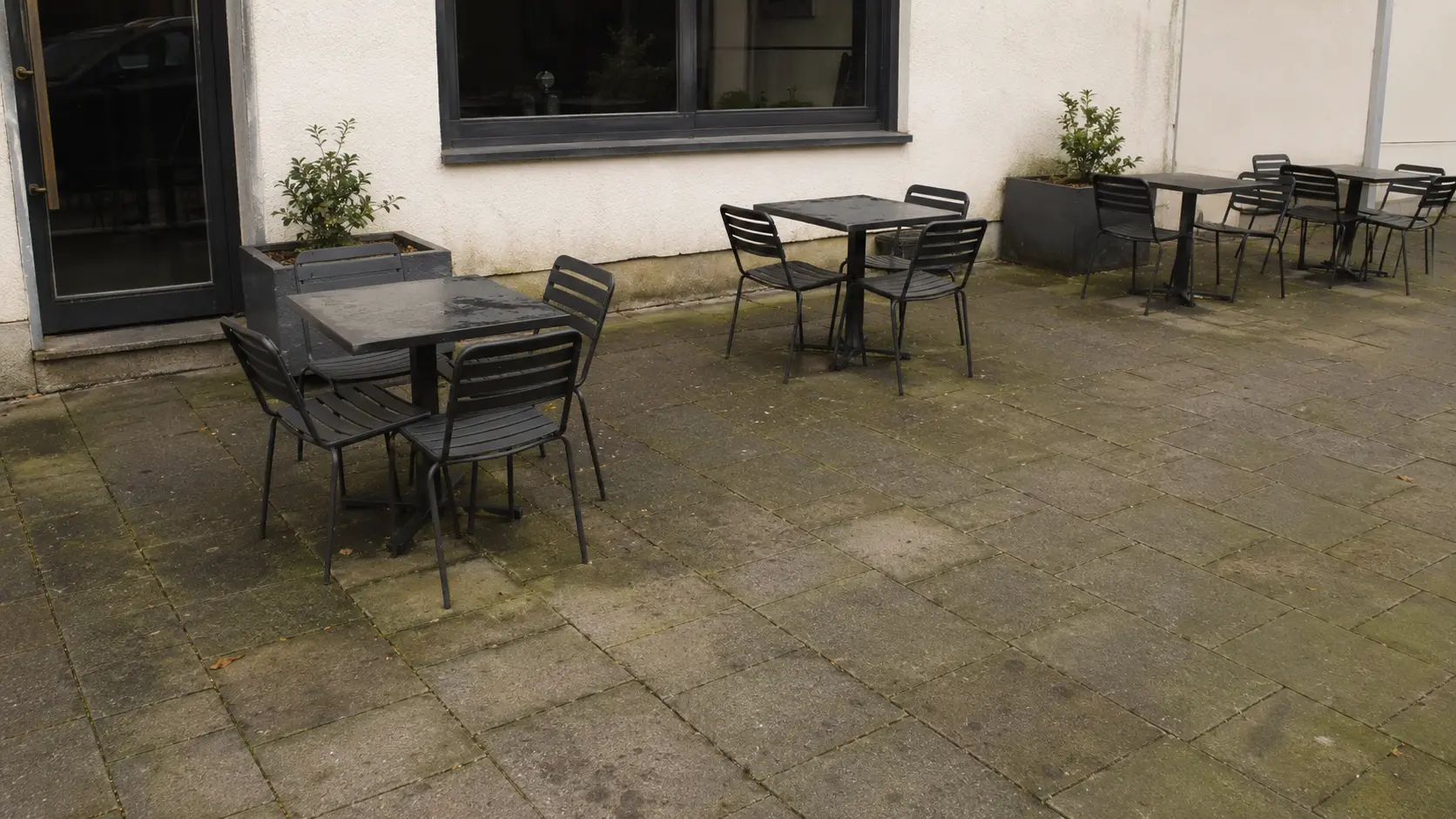 Gastro-Terrasse vor der Reinigung – beispielhafte Darstellung