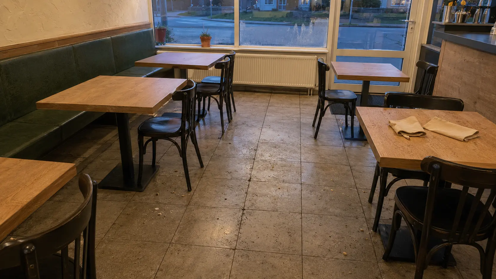 Restaurant & Gastraum vor der Reinigung – beispielhafte Darstellung
